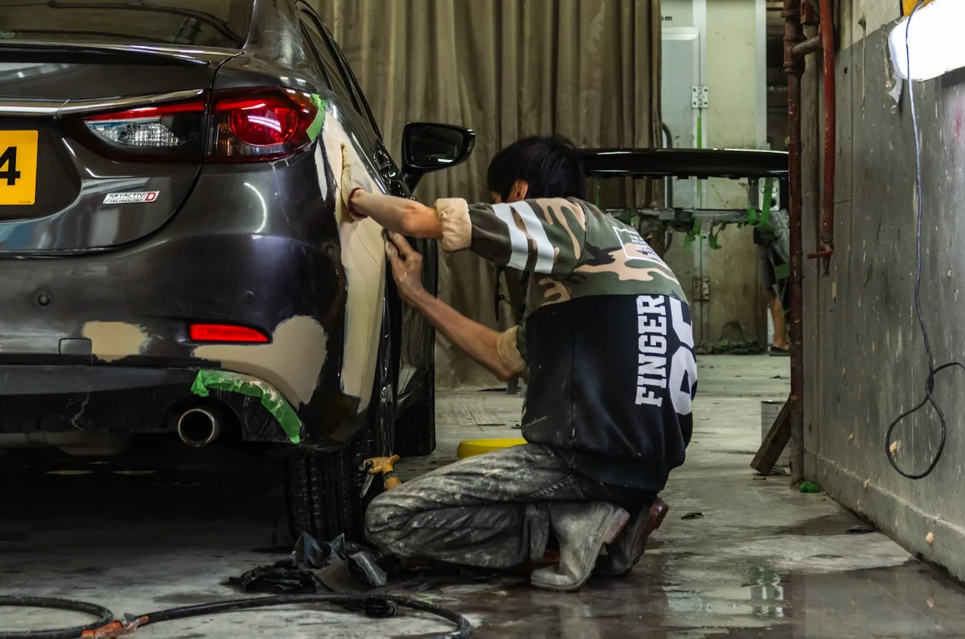 Taller de especialidad trabajando sobre un auto de colección